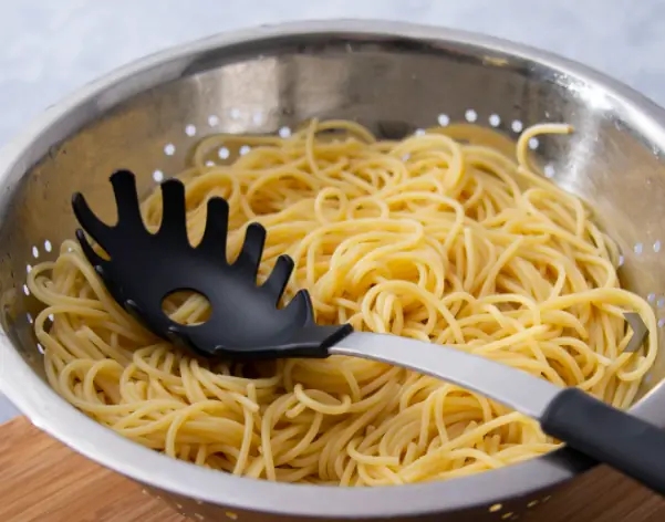how to boil spaghetti-how to drain spaghetti