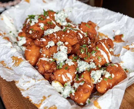 Cooked chicken wings arranged for serving