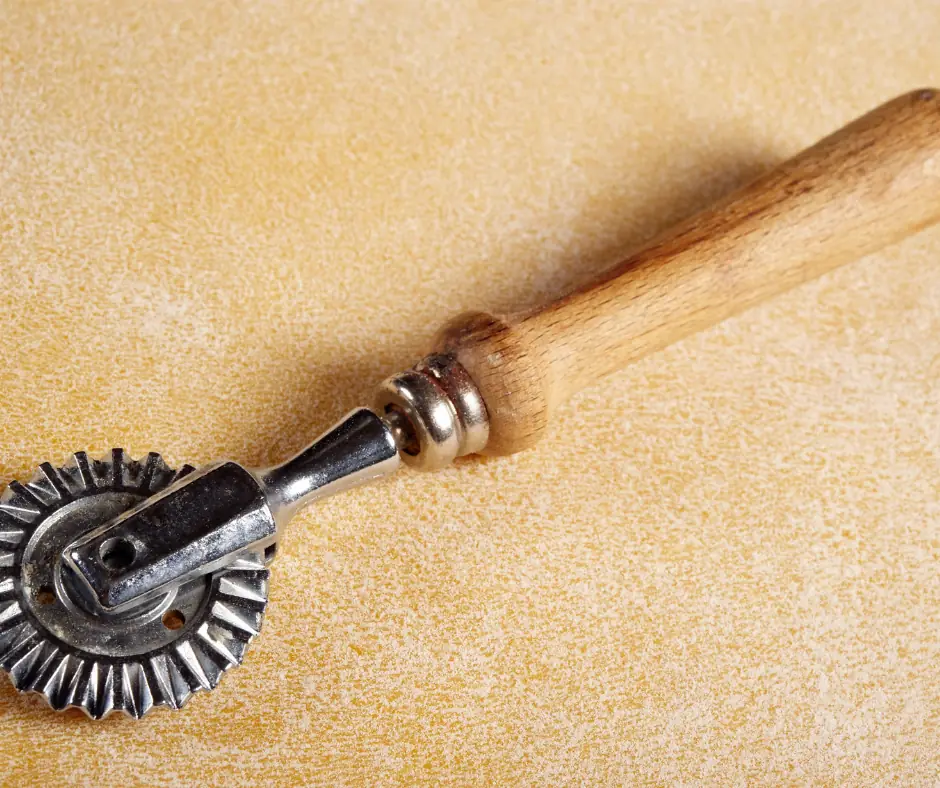 a simple and practical pasta rolling cutter with toothed blades