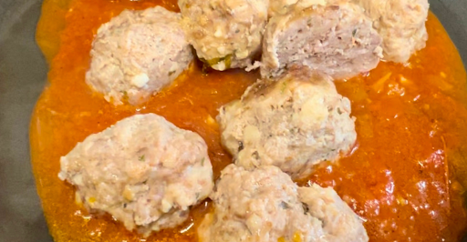 Add the tomato sauce to the frying pan and then add the halved meatballs.