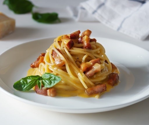 pasta alla gricia vs carbonara: pasta carbonara