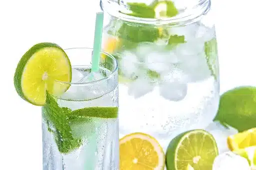 limoncello sprit recipe - mint leaves in cocktail