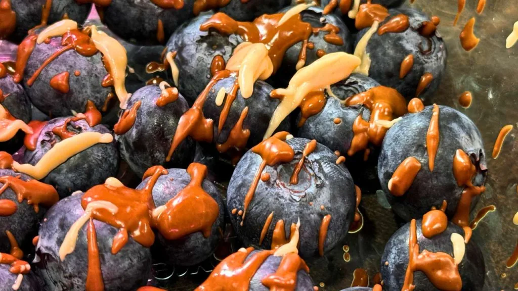 easy chocolate-covered blueberries for valentine’s day chocolate-covered fruit