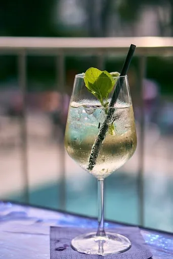 hugo spritz cocktail recipe