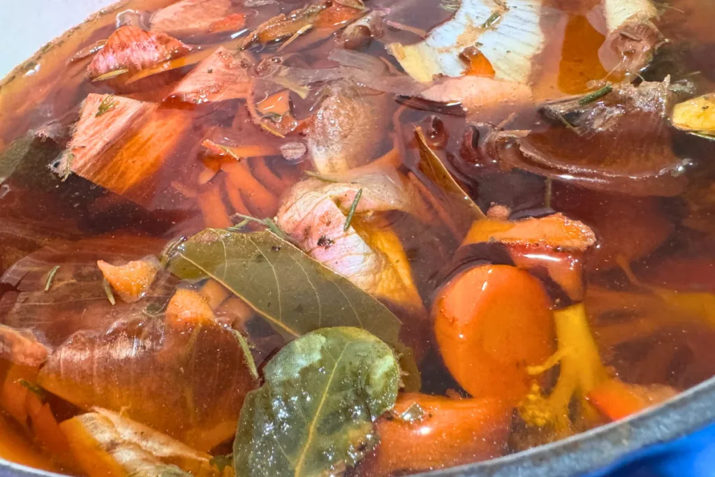 How to make vegetable broth from food waste