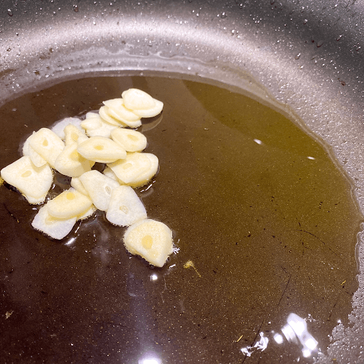 How to Saute Spinach with Garlic-saute garlic