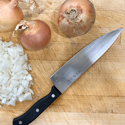How to store cut onions step shown on counter